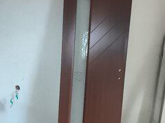 Usa din lemn masiv cu geam pe margine am 3 buc. noi